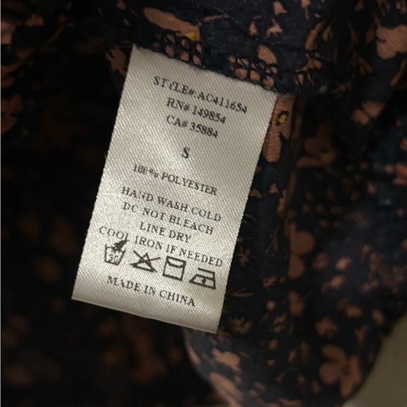 Sadie and Sage size small women’s long sleeve crop top. Navy Blue with Blush - Picture 4 of 7